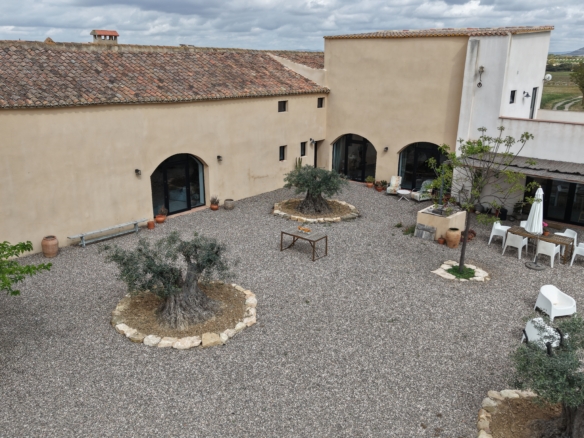 B&B te koop in Almansa: Unieke Off-grid Finca met Toeristische Licentie