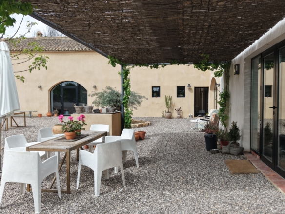 B&B te koop in Almansa: Unieke Off-grid Finca met Toeristische Licentie