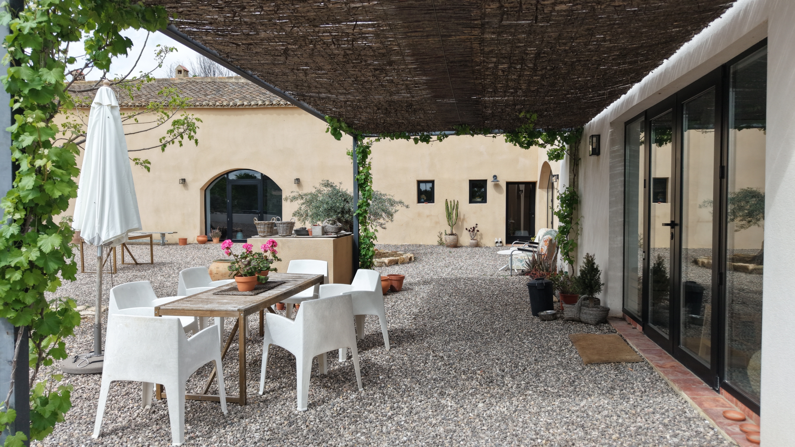 B&B te koop in Almansa: Unieke Off-grid Finca met Toeristische Licentie