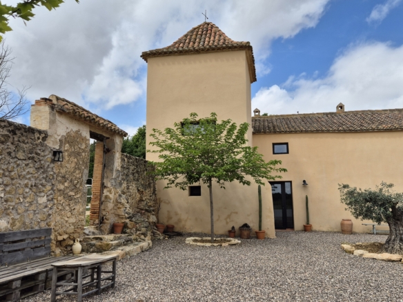 B&B te koop in Almansa: Unieke Off-grid Finca met Toeristische Licentie