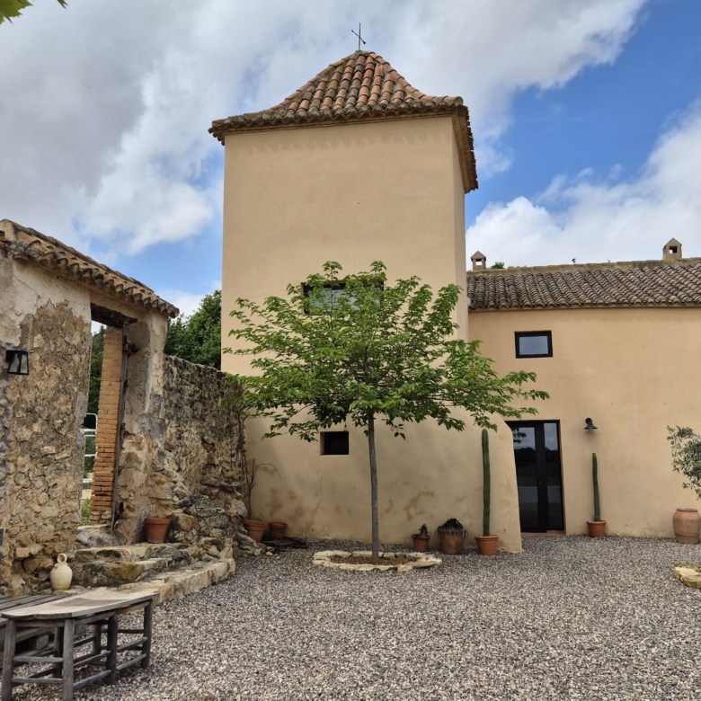 B&B te koop in Almansa: Unieke Off-grid Finca met Toeristische Licentie