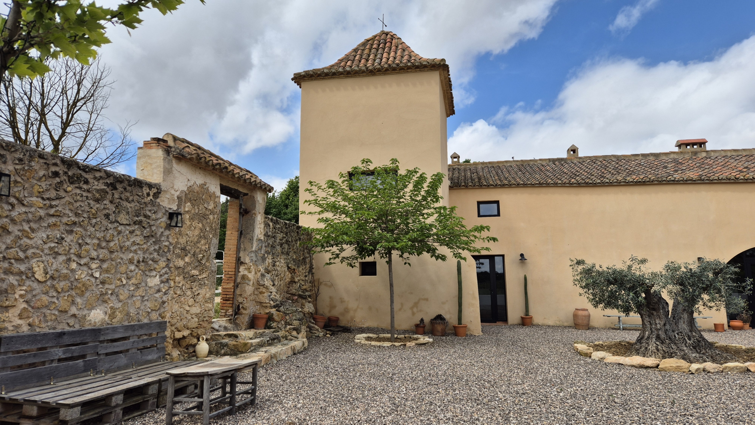 B&B te koop in Almansa: Unieke Off-grid Finca met Toeristische Licentie