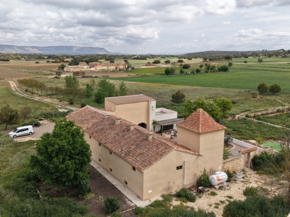 B&B te koop in Almansa: Unieke Off-grid Finca met Toeristische Licentie