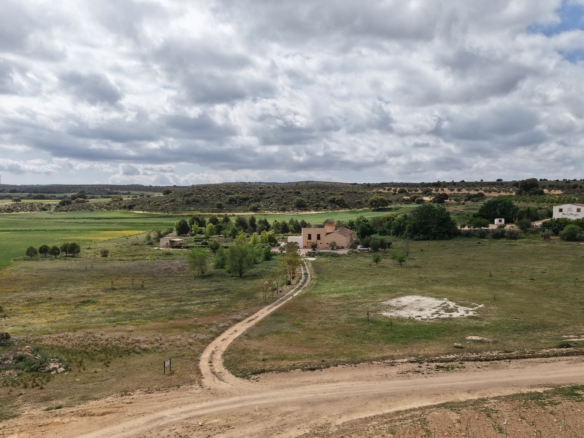 B&B te koop in Almansa: Unieke Off-grid Finca met Toeristische Licentie