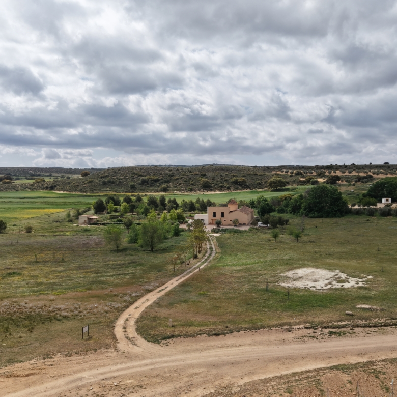 B&B te koop in Almansa: Unieke Off-grid Finca met Toeristische Licentie