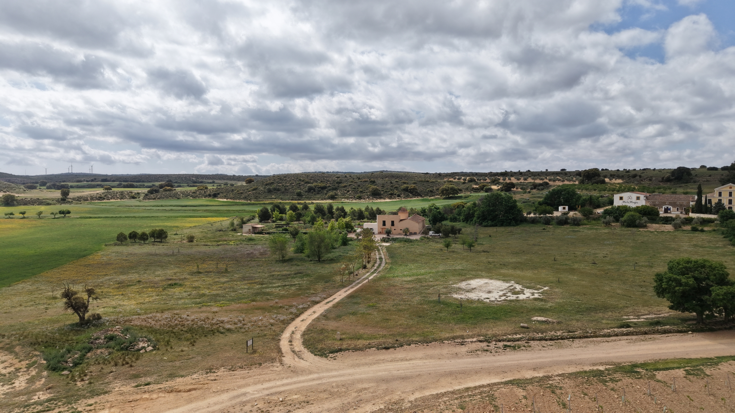B&B te koop in Almansa: Unieke Off-grid Finca met Toeristische Licentie