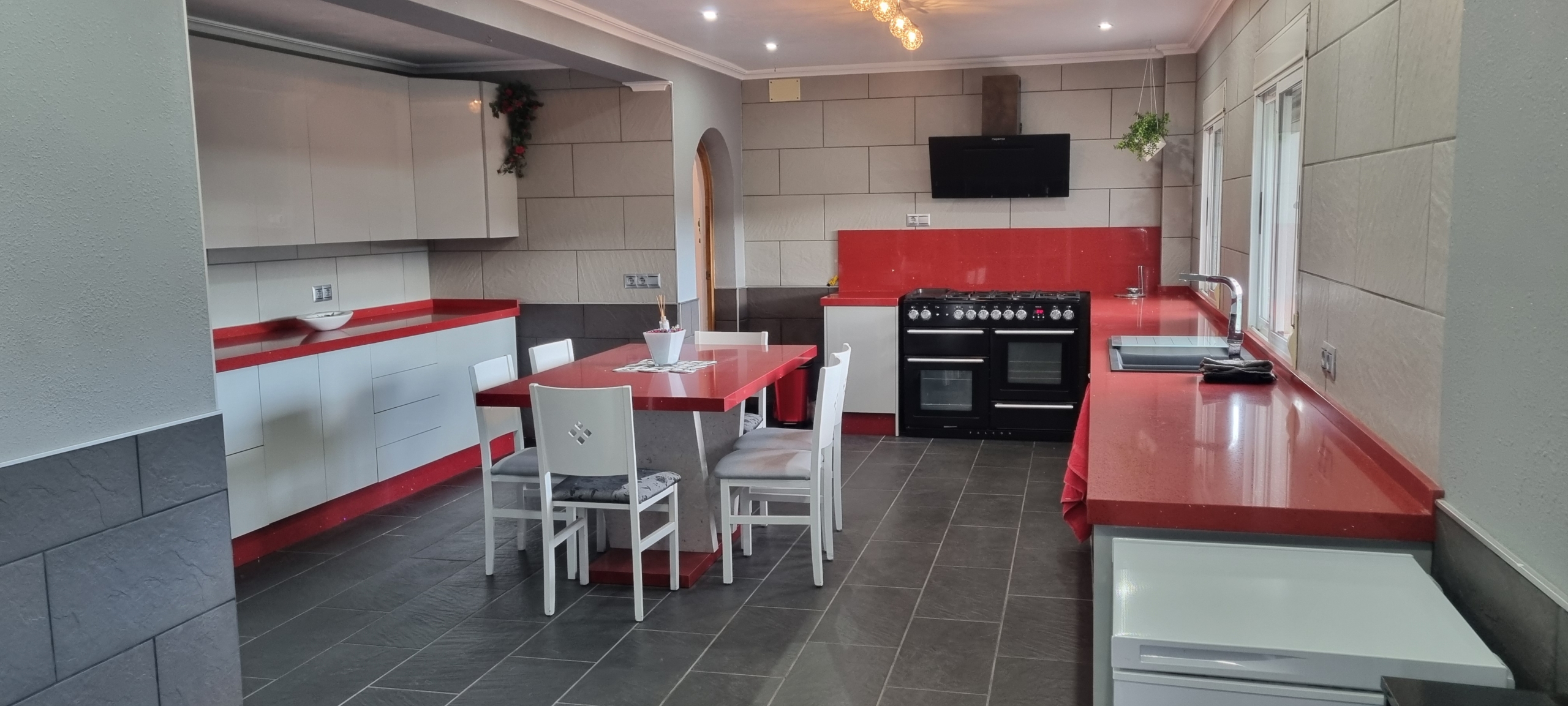 Unieke luxe villa met gastenverblijf en privézwembad te koop in Hondón de los Frailes