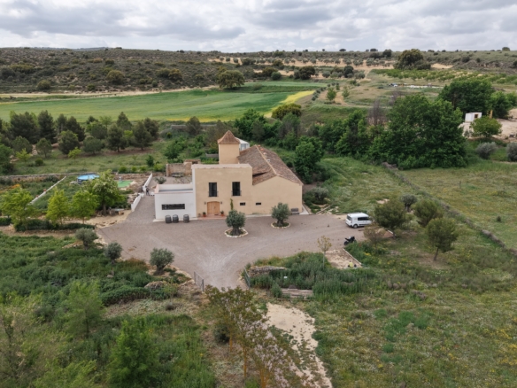 B&B te koop in Almansa: Unieke Off-grid Finca met Toeristische Licentie