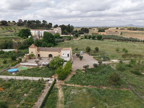 B&B te koop in Almansa: Unieke Off-grid Finca met Toeristische Licentie