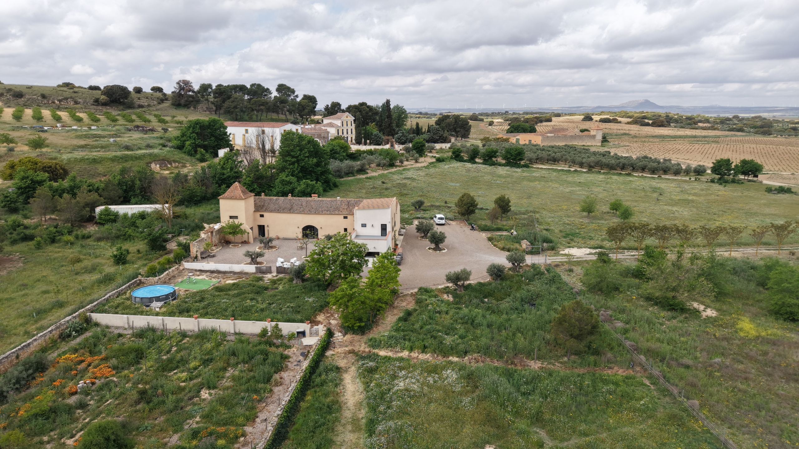 B&B te koop in Almansa: Unieke Off-grid Finca met Toeristische Licentie