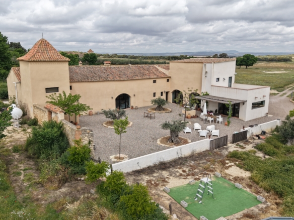 B&B te koop in Almansa: Unieke Off-grid Finca met Toeristische Licentie