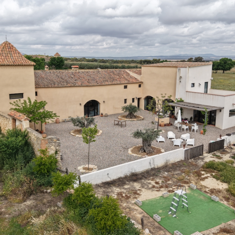 B&B te koop in Almansa: Unieke Off-grid Finca met Toeristische Licentie
