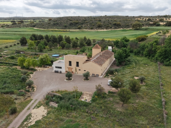 B&B te koop in Almansa: Unieke Off-grid Finca met Toeristische Licentie