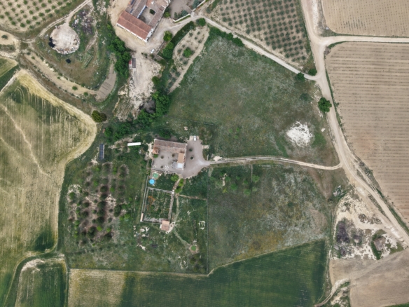 B&B te koop in Almansa: Unieke Off-grid Finca met Toeristische Licentie