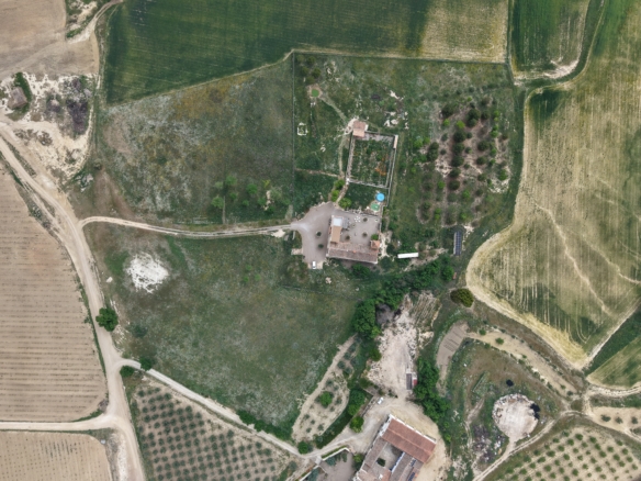 B&B te koop in Almansa: Unieke Off-grid Finca met Toeristische Licentie