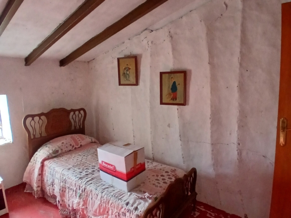 Exclusieve Off-Grid Finca met Gigantisch Perceel & Zwembad in Caudete