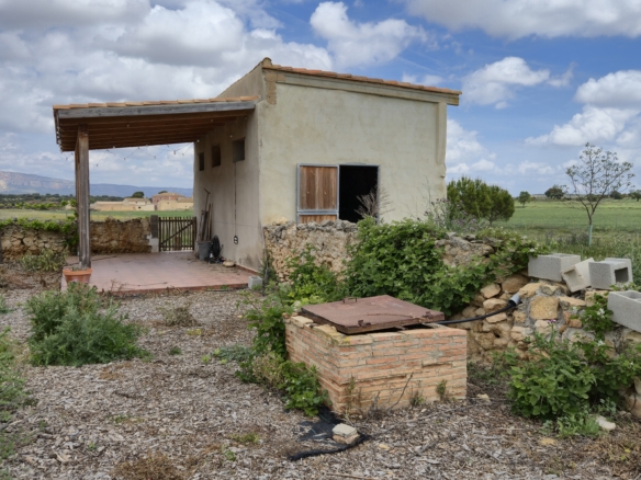 B&B te koop in Almansa: Unieke Off-grid Finca met Toeristische Licentie