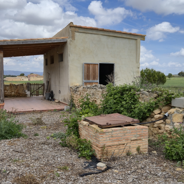 B&B te koop in Almansa: Unieke Off-grid Finca met Toeristische Licentie