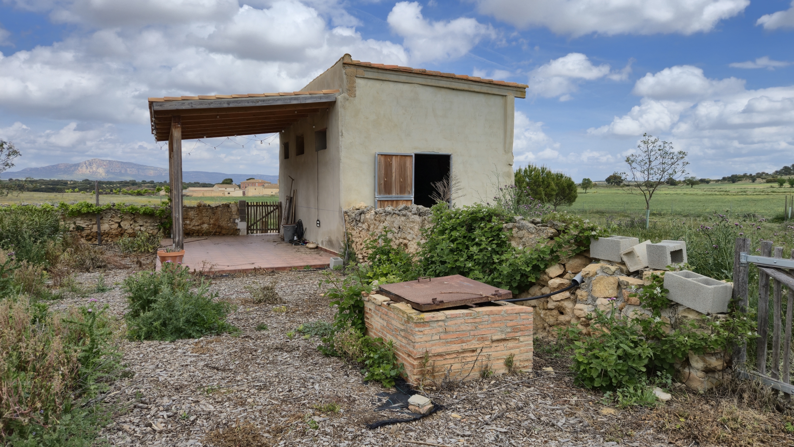 B&B te koop in Almansa: Unieke Off-grid Finca met Toeristische Licentie
