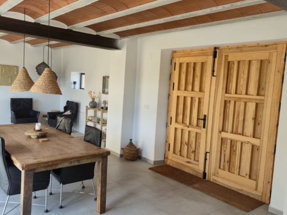 B&B te koop in Almansa: Unieke Off-grid Finca met Toeristische Licentie