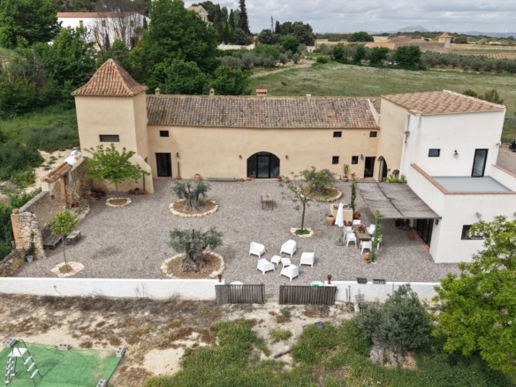 B&B te koop in Almansa: Unieke Off-grid Finca met Toeristische Licentie