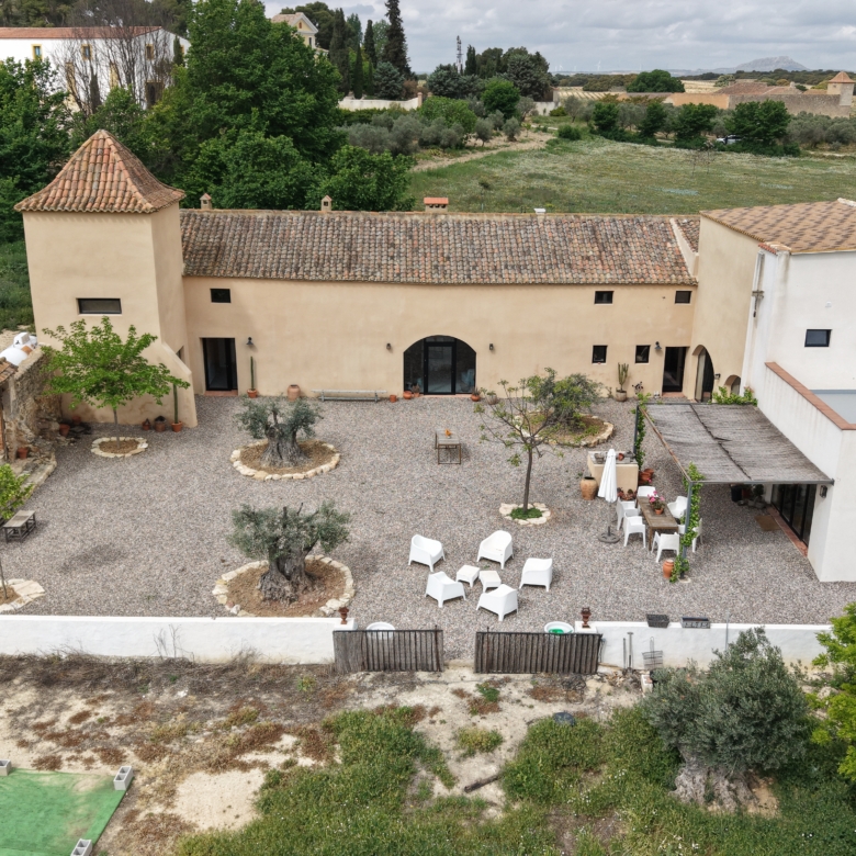 B&B te koop in Almansa: Unieke Off-grid Finca met Toeristische Licentie