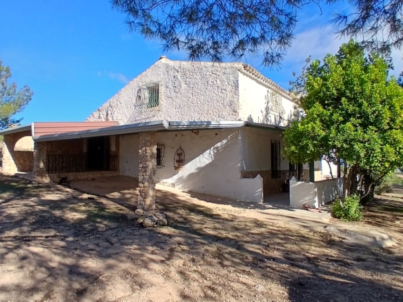 Exclusieve Off-Grid Finca met Gigantisch Perceel & Zwembad in Caudete