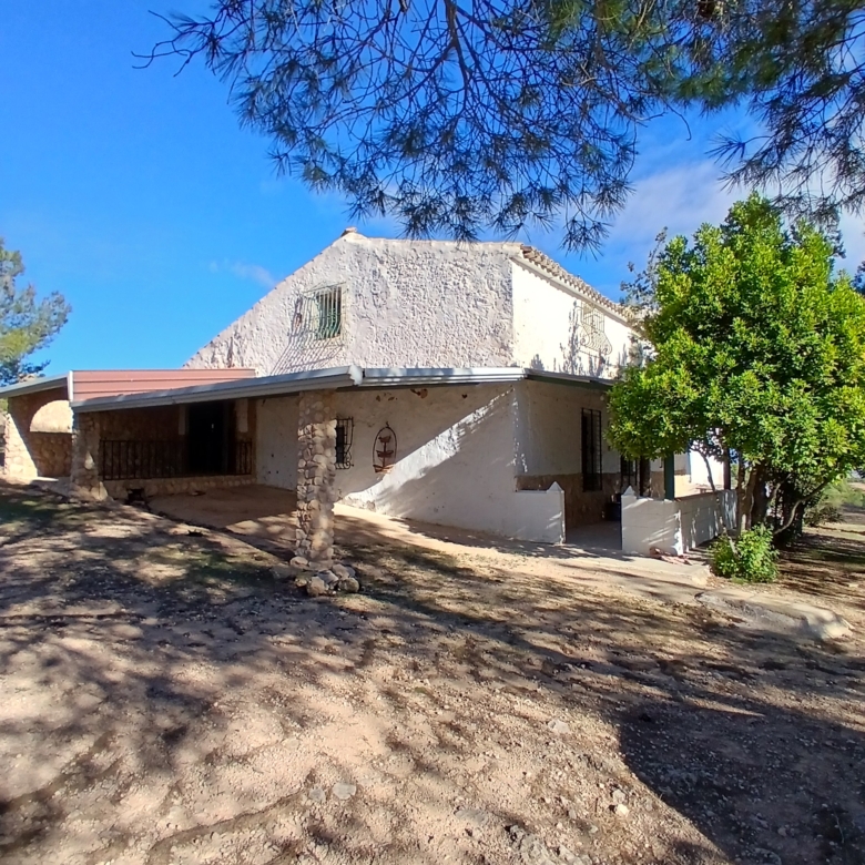 Exclusieve Off-Grid Finca met Gigantisch Perceel & Zwembad in Caudete