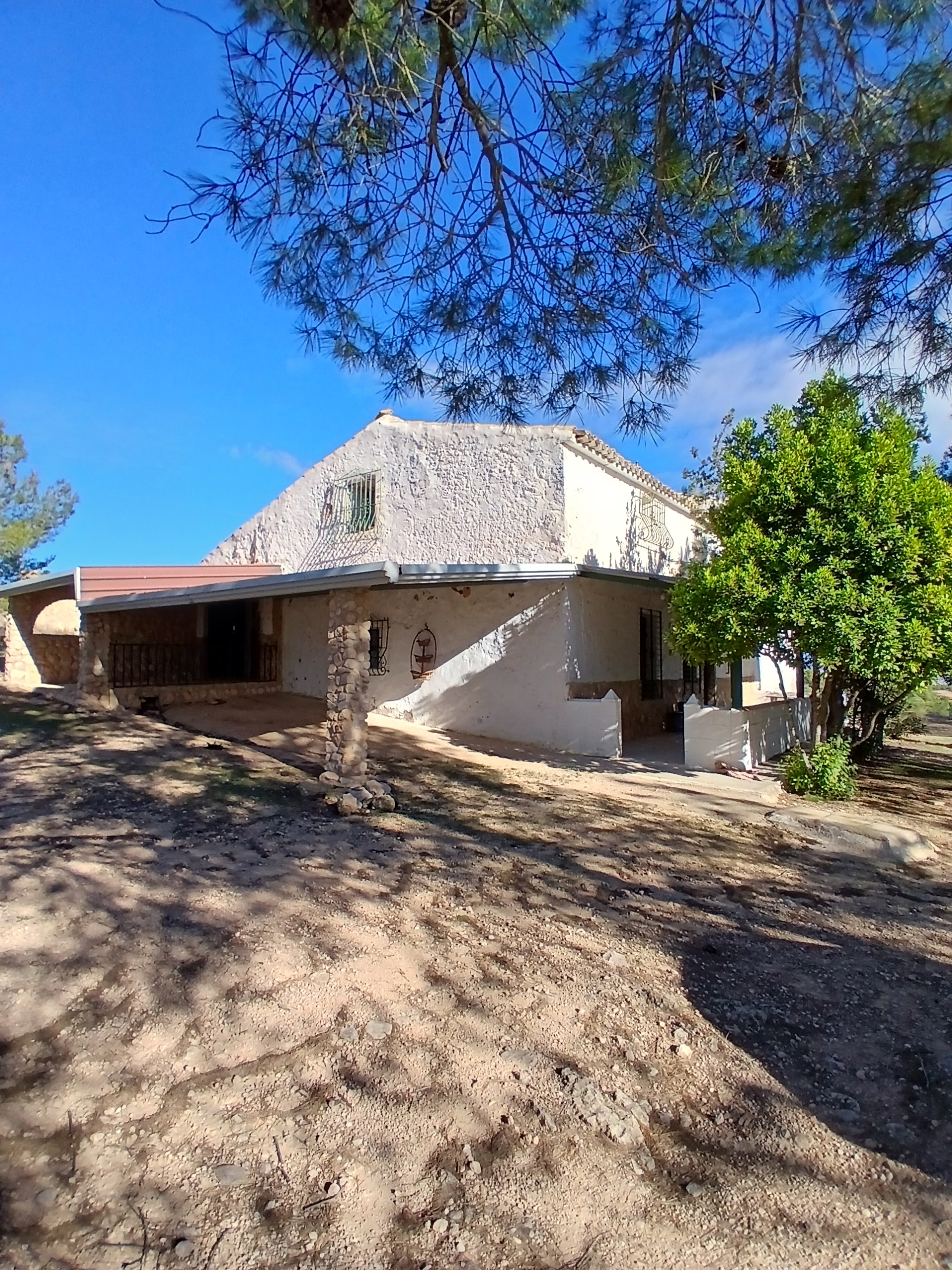 Exclusieve Off-Grid Finca met Gigantisch Perceel & Zwembad in Caudete