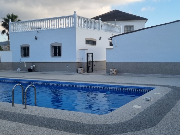 Unieke luxe villa met gastenverblijf en privézwembad te koop in Hondón de los Frailes