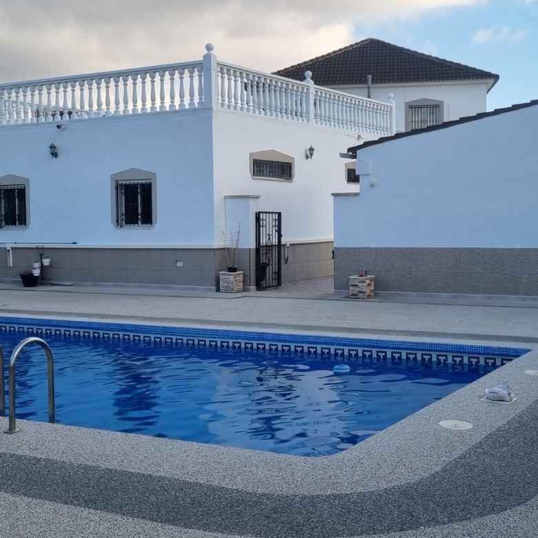 Unieke luxe villa met gastenverblijf en privézwembad te koop in Hondón de los Frailes