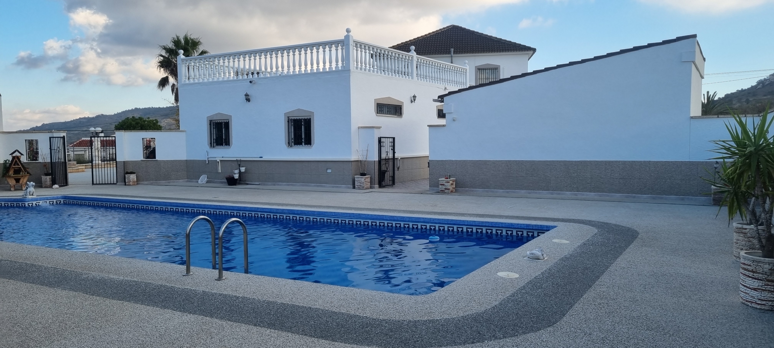Unieke luxe villa met gastenverblijf en privézwembad te koop in Hondón de los Frailes