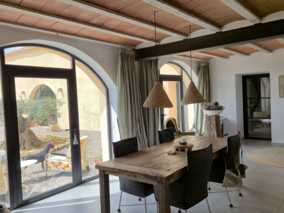 B&B te koop in Almansa: Unieke Off-grid Finca met Toeristische Licentie