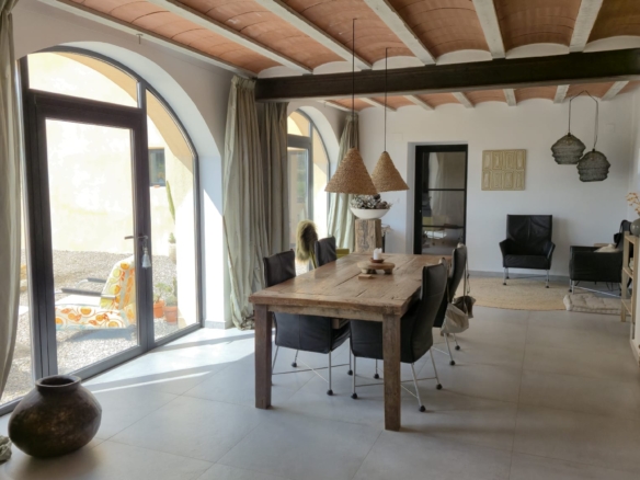 B&B te koop in Almansa: Unieke Off-grid Finca met Toeristische Licentie