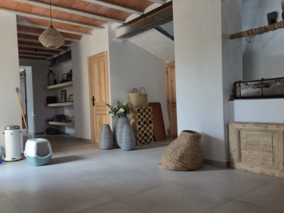 B&B te koop in Almansa: Unieke Off-grid Finca met Toeristische Licentie