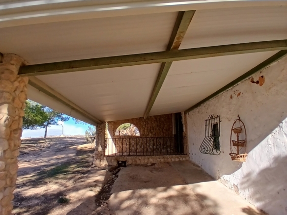 Exclusieve Off-Grid Finca met Gigantisch Perceel & Zwembad in Caudete