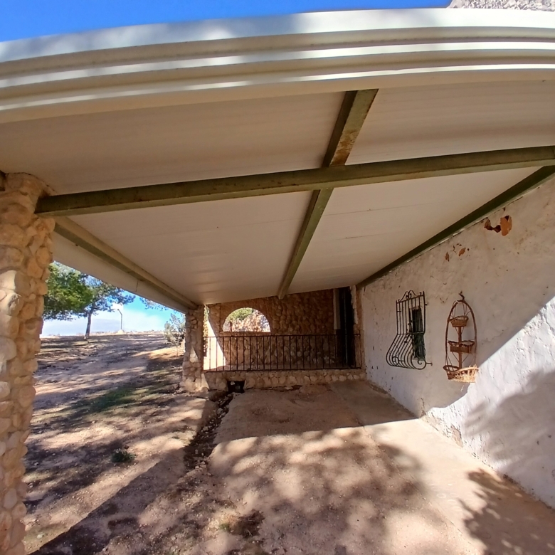Exclusieve Off-Grid Finca met Gigantisch Perceel & Zwembad in Caudete