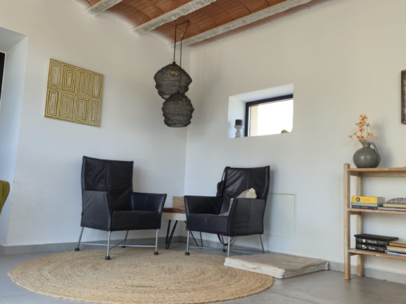 B&B te koop in Almansa: Unieke Off-grid Finca met Toeristische Licentie