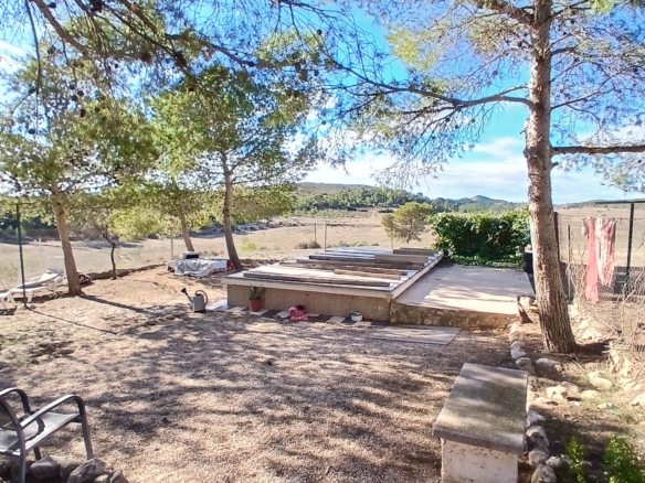 Exclusieve Off-Grid Finca met Gigantisch Perceel & Zwembad in Caudete