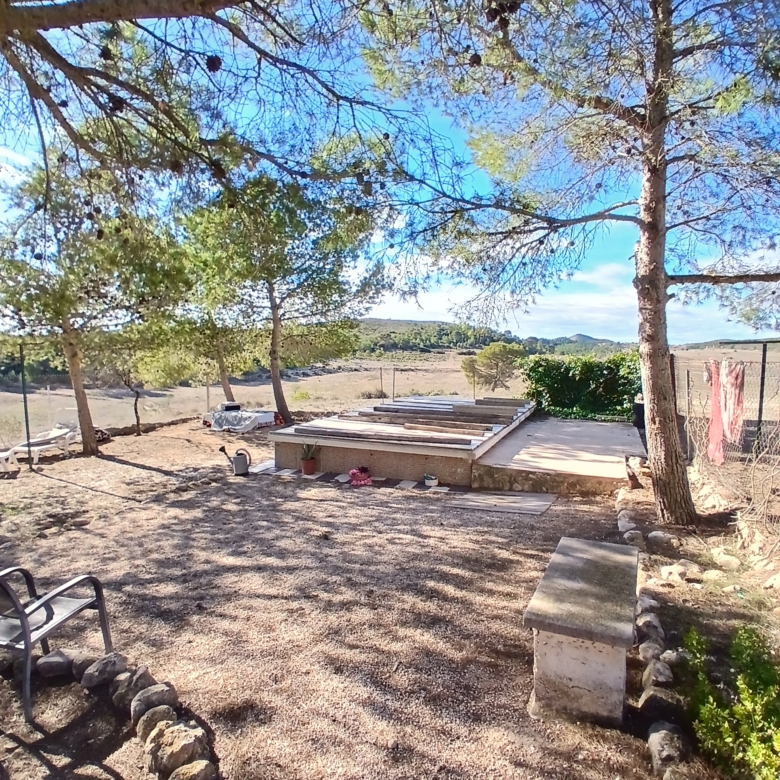 Exclusieve Off-Grid Finca met Gigantisch Perceel & Zwembad in Caudete