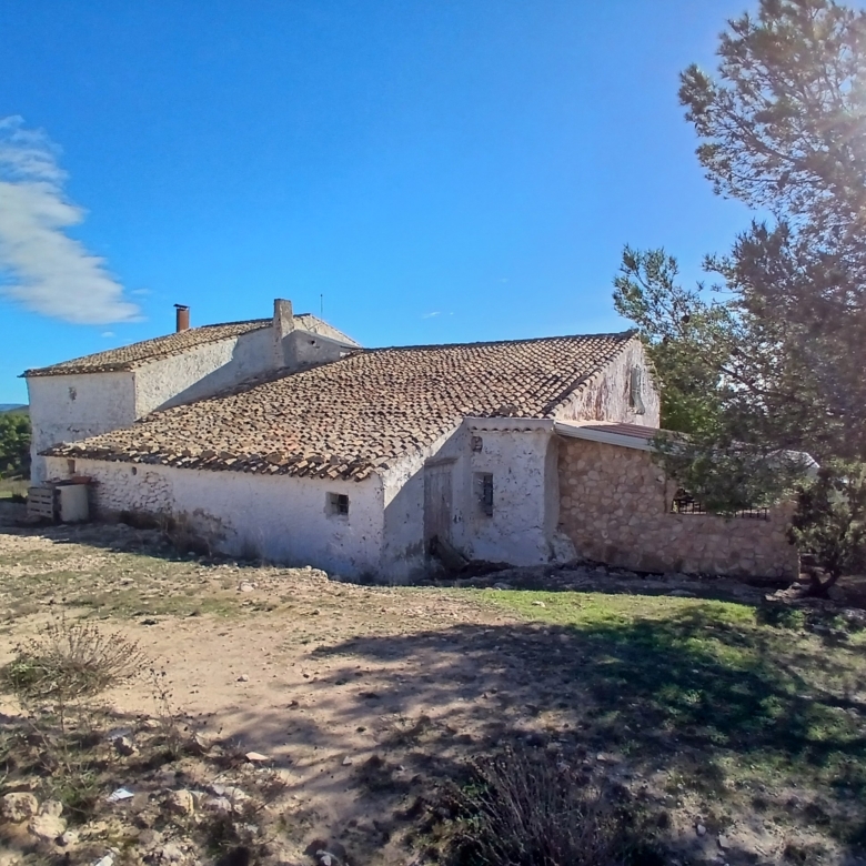 Exclusieve Off-Grid Finca met Gigantisch Perceel & Zwembad in Caudete