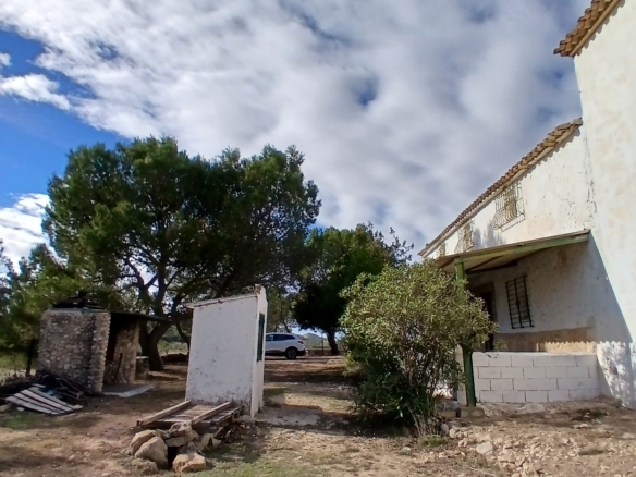Exclusieve Off-Grid Finca met Gigantisch Perceel & Zwembad in Caudete
