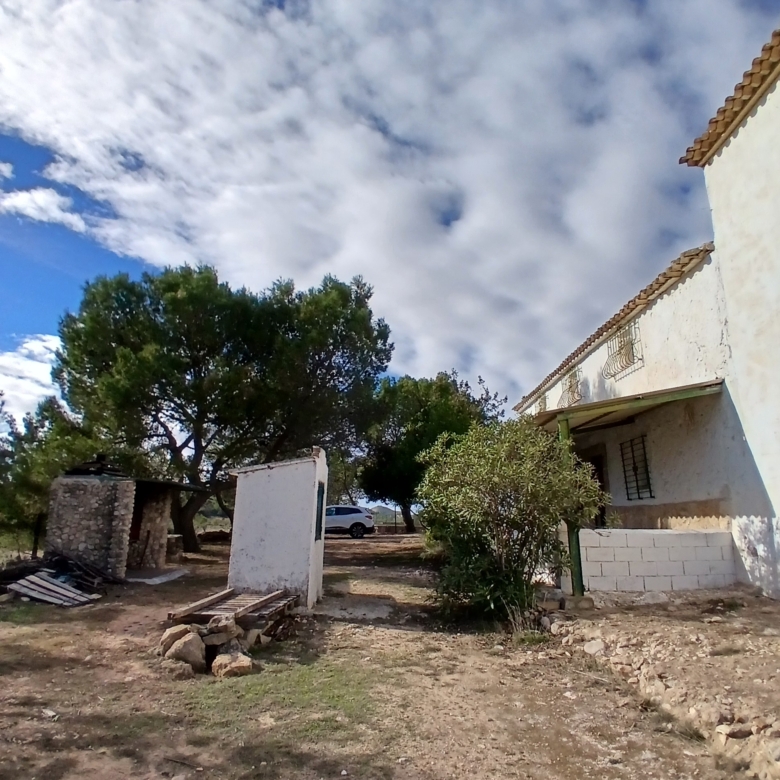 Exclusieve Off-Grid Finca met Gigantisch Perceel & Zwembad in Caudete