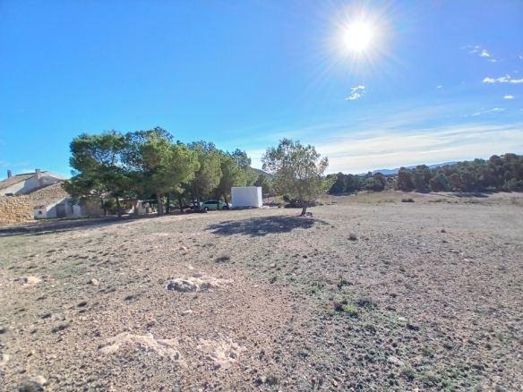 Exclusieve Off-Grid Finca met Gigantisch Perceel & Zwembad in Caudete