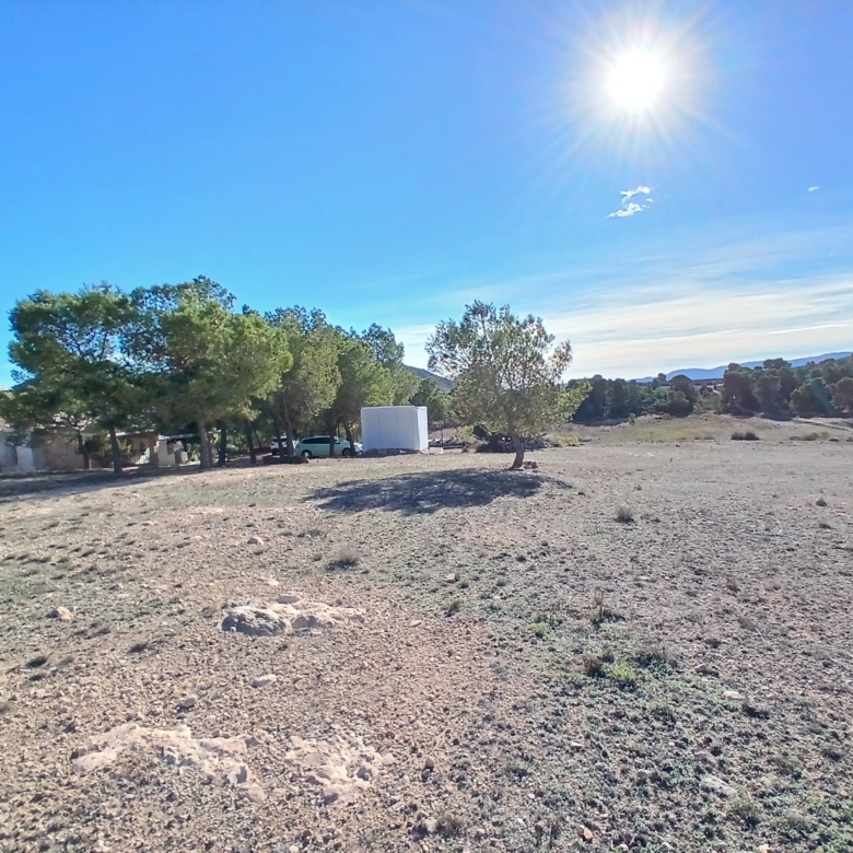 Exclusieve Off-Grid Finca met Gigantisch Perceel & Zwembad in Caudete