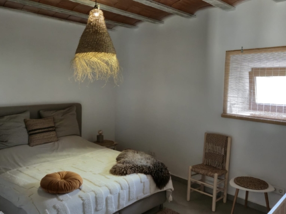 B&B te koop in Almansa: Unieke Off-grid Finca met Toeristische Licentie