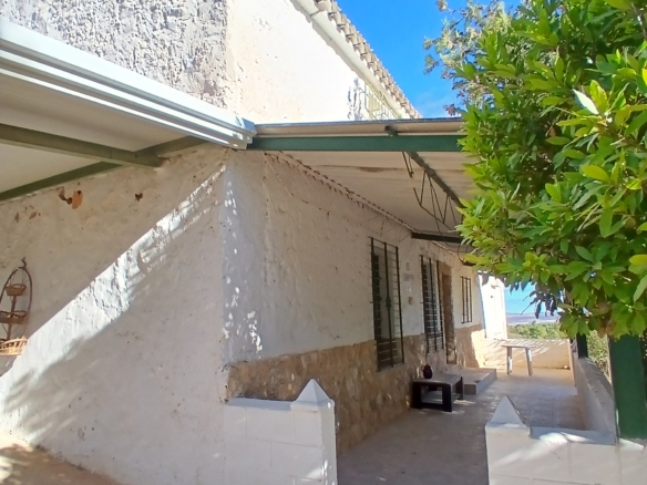 Exclusieve Off-Grid Finca met Gigantisch Perceel & Zwembad in Caudete
