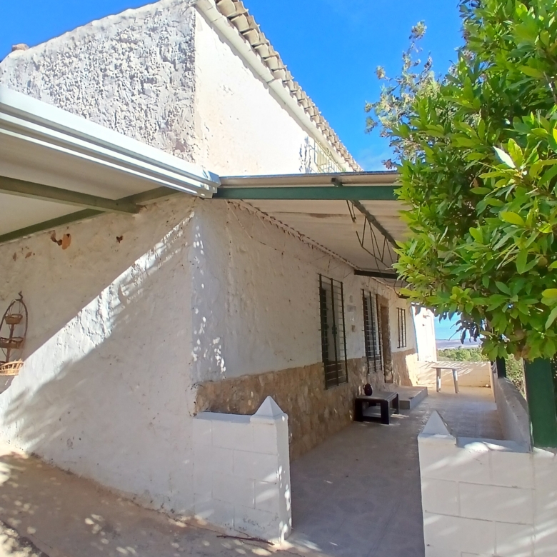 Exclusieve Off-Grid Finca met Gigantisch Perceel & Zwembad in Caudete