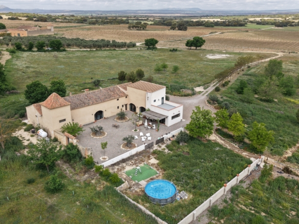B&B te koop in Almansa: Unieke Off-grid Finca met Toeristische Licentie