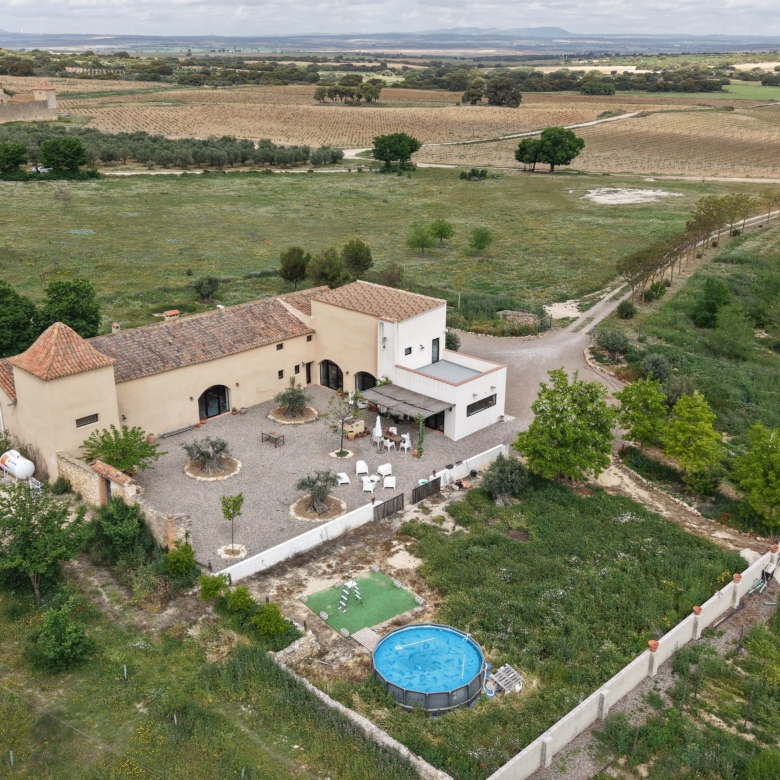 B&B te koop in Almansa: Unieke Off-grid Finca met Toeristische Licentie